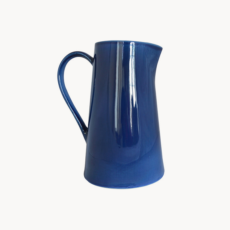 Кувшин синий стекло. Синий кувшин красный. Синий стеклянный кувшин. Красный питчер. Графин красный.