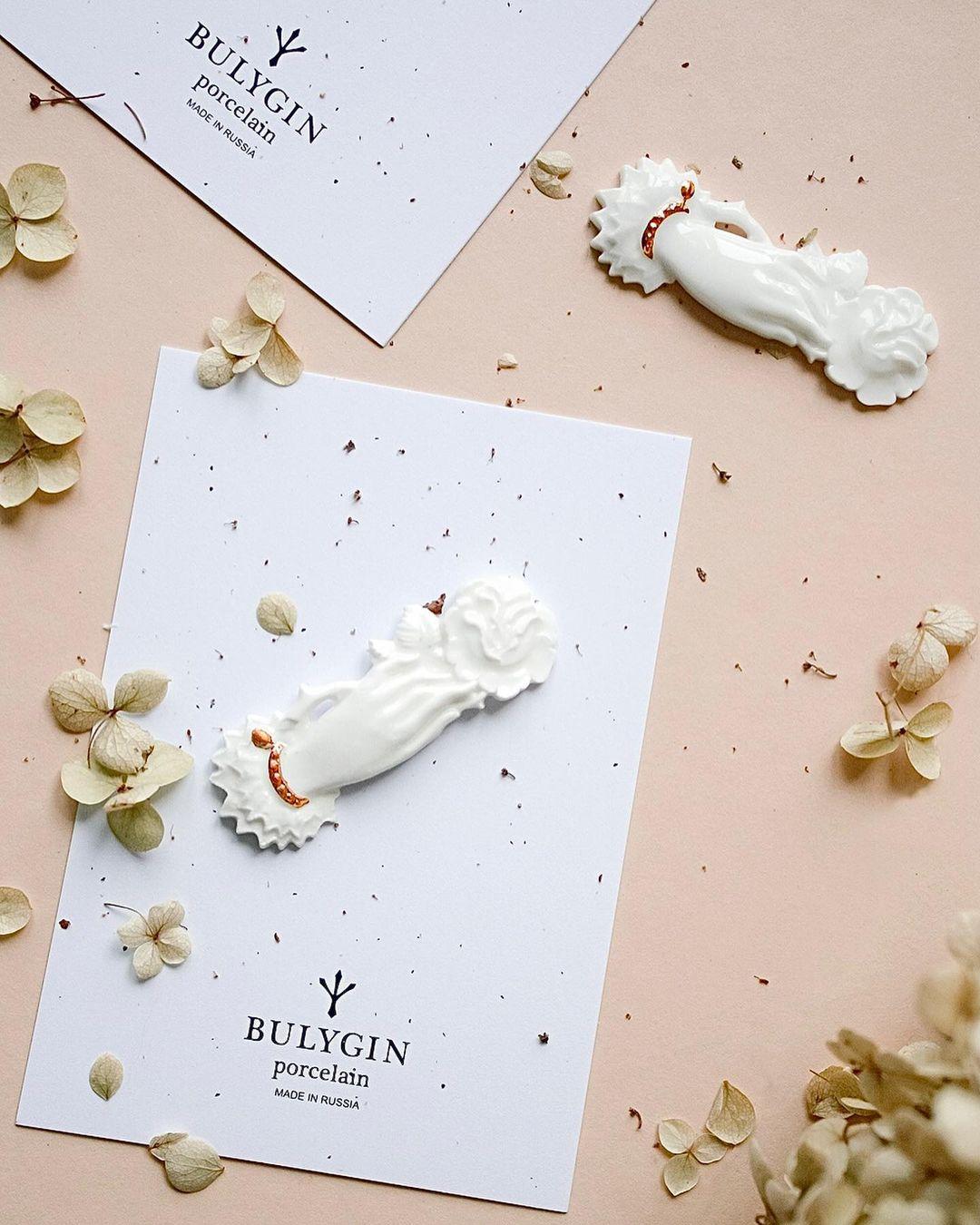 Брошь Роза в руке #1