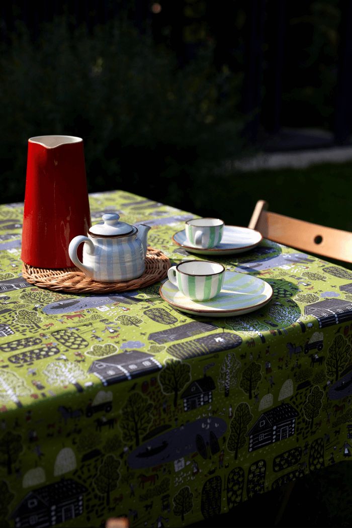 Скатерть. Серия Сельская жизнь. Зеленая деревня, Соня Уткина #1