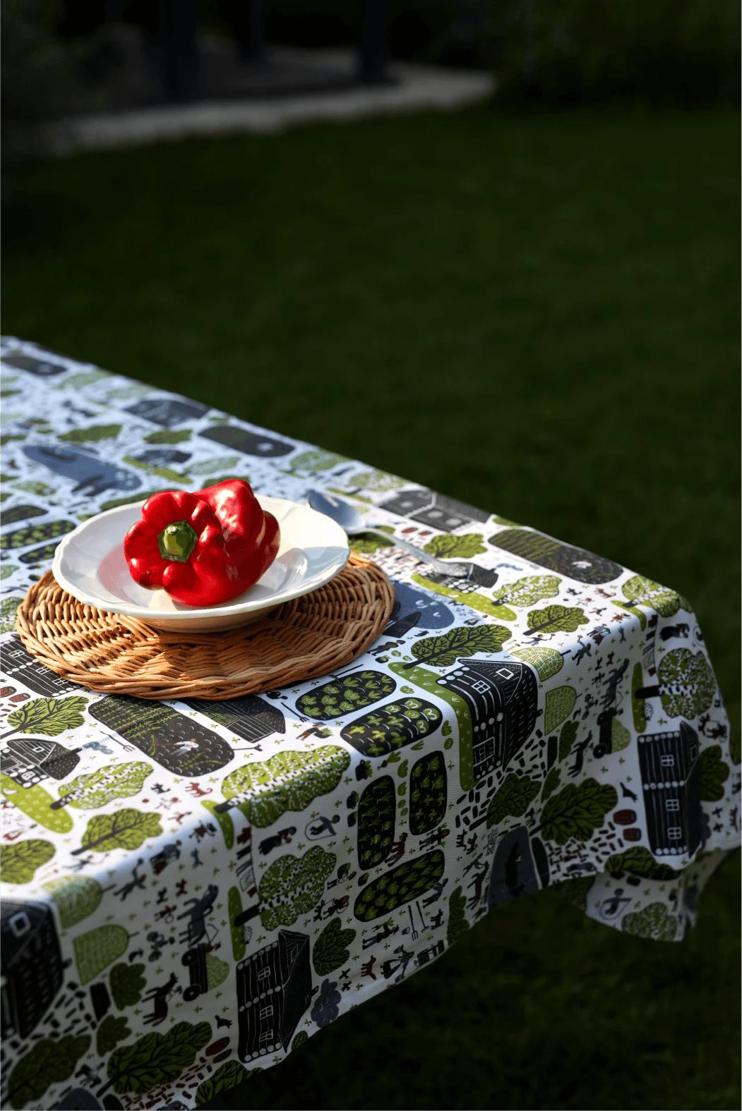 Скатерть. Серия Сельская жизнь. Белая деревня, Соня Уткина #0