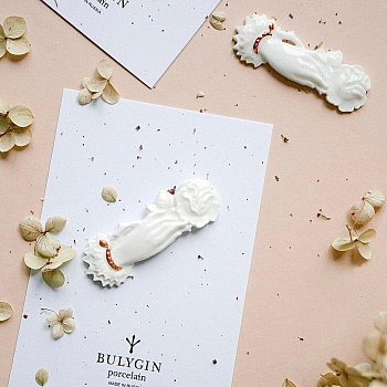 Брошь Роза в руке #