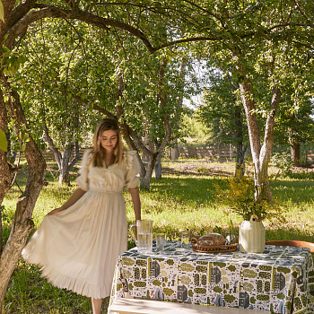 Скатерть. Серия Сельская жизнь. Белая деревня, Соня Уткина #