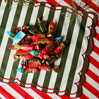 Ланчмат с вышивкой в полоску #