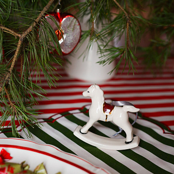 Ланчмат с вышивкой в полоску #